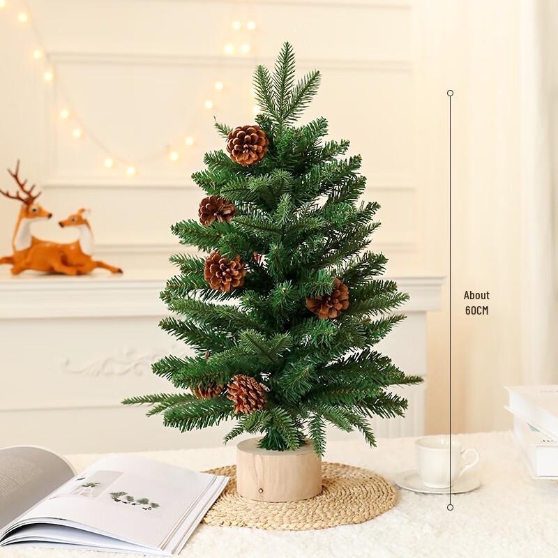 Künstlicher Weihnachtsbaum mit Tannenzapfen