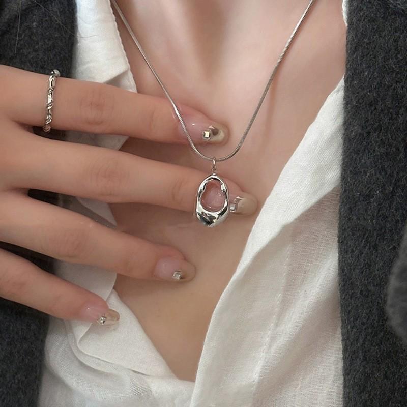 

Элегантное минималистичное колье с круглым кулоном для женщин 2025