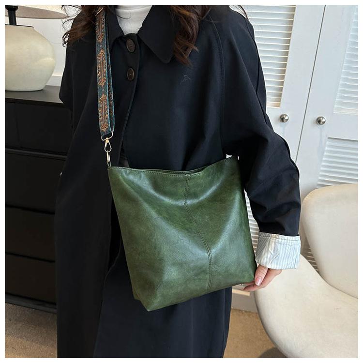 

Retro commuter large capacity women s new simple casual tote bag fashionable shoulder bag dry bar leather bucket bag темно-зелений колір