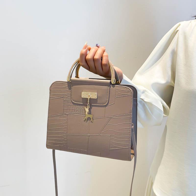 2025 A/W Women's Solid Color Korean-Style Handbag: Simple Crossbody & Single Shoulder Bag for Commuting