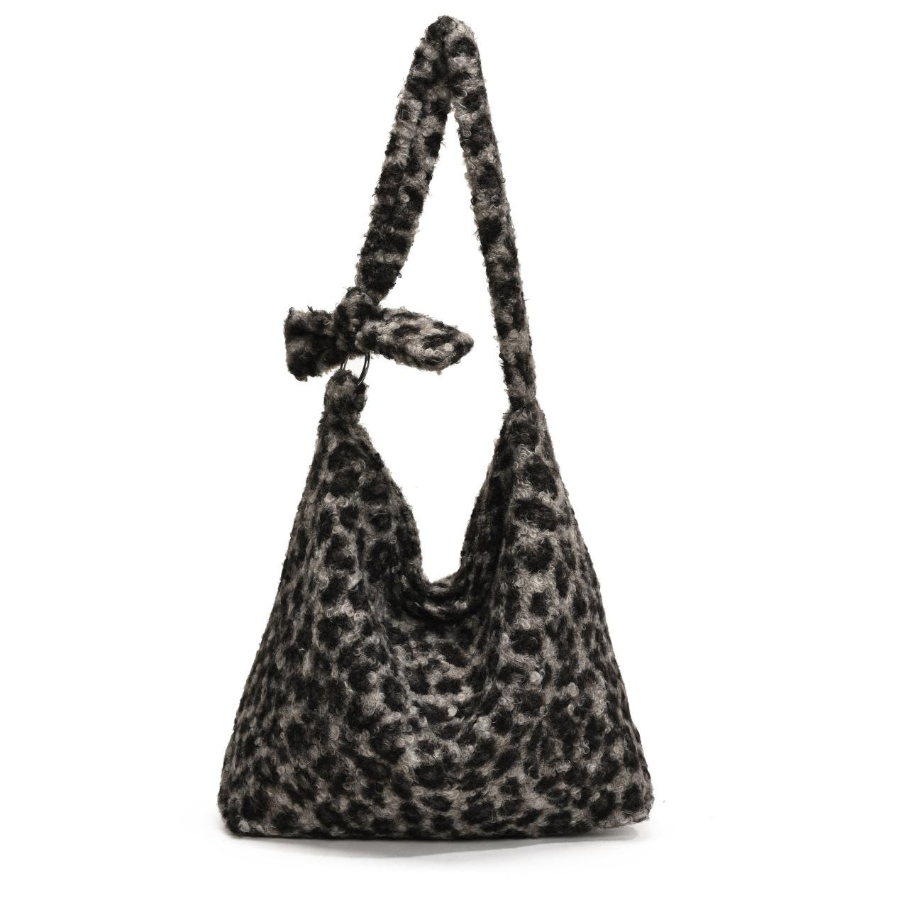 

2025 winter new fashion versatile woolen large capacity shoulder bag leopard print tote bag female student armpit bag 41*34*10.5