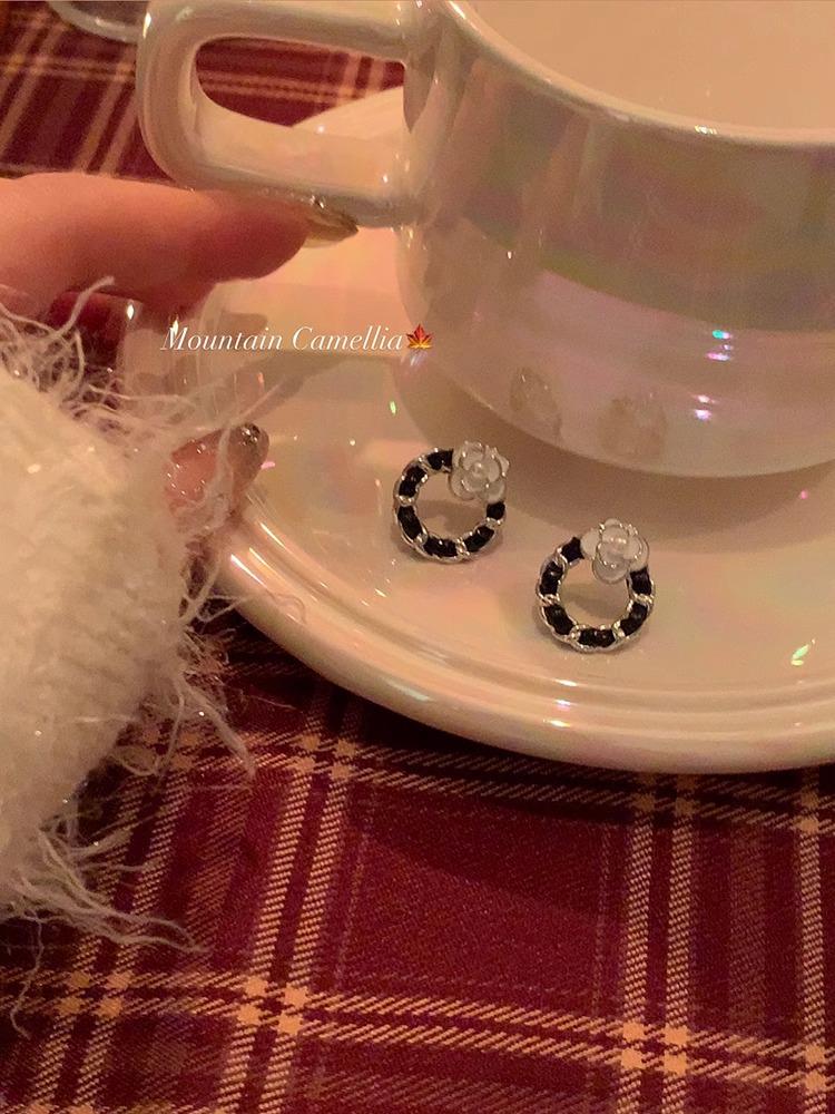 

Богатые серьги-клипсы Rich Little Miss Coco Camellia: Роскошные серьги-гвоздики и клипсы для ушей в виде спиралей от комаров