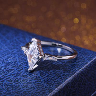 Spesielle kvinnelige forlovelsesringer med Rhombus Zircon Stilig fingerring for kvinner