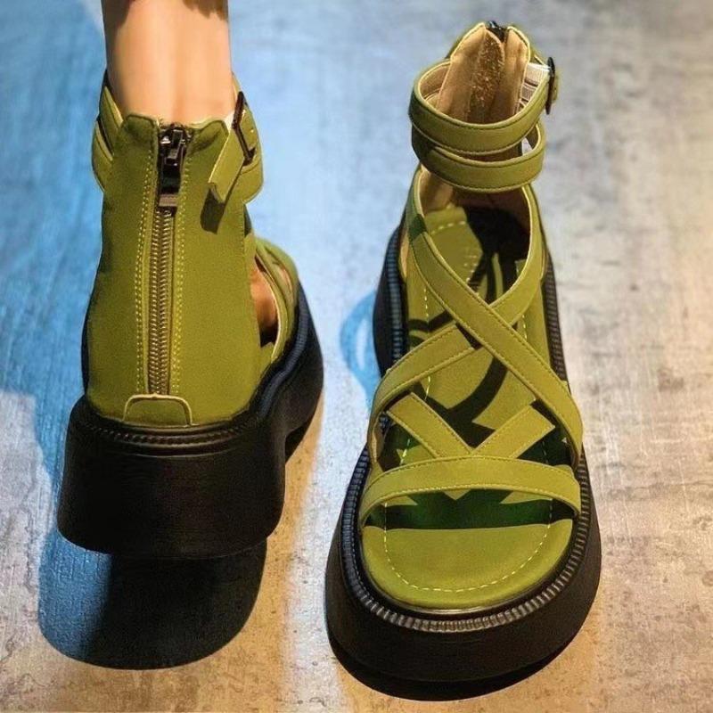 Scarpe con suola spessa e suole in spugna e sandali traforati