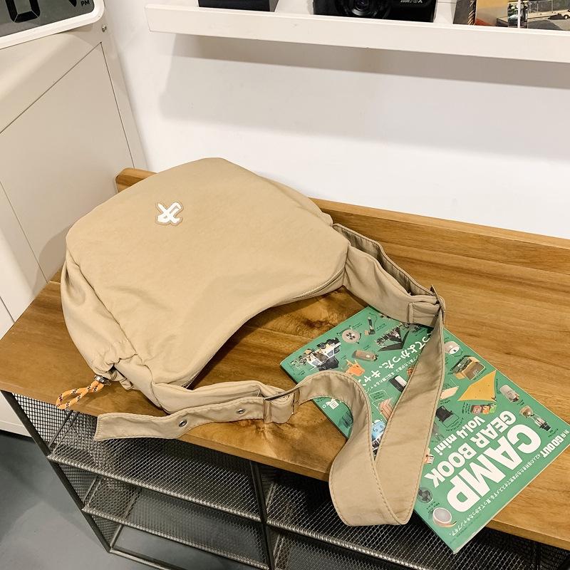 Hua'er and Xiao have the same casual trendy brand dumpling bag, women's sports cycling messenger bag, and boys' large-capacity shoulder bag.