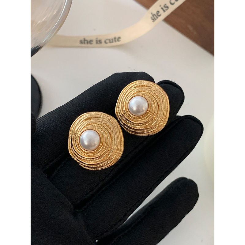 French-Style Pearl Earrings 2026 New Popular Vintage Earrings Round Design High-End Elegant European and American Style Earrings