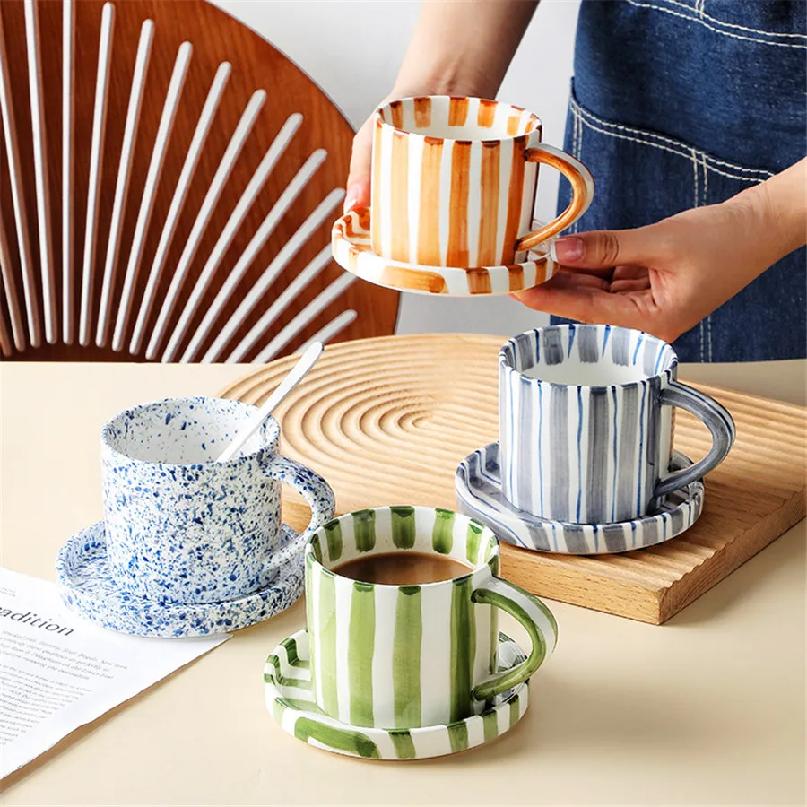 Juego minimalista de taza y plato dibujado a mano a rayas, taza de cerámica para café con leche, 280 ml/9,5 oz taza de café para té de la tarde, bebida doméstica