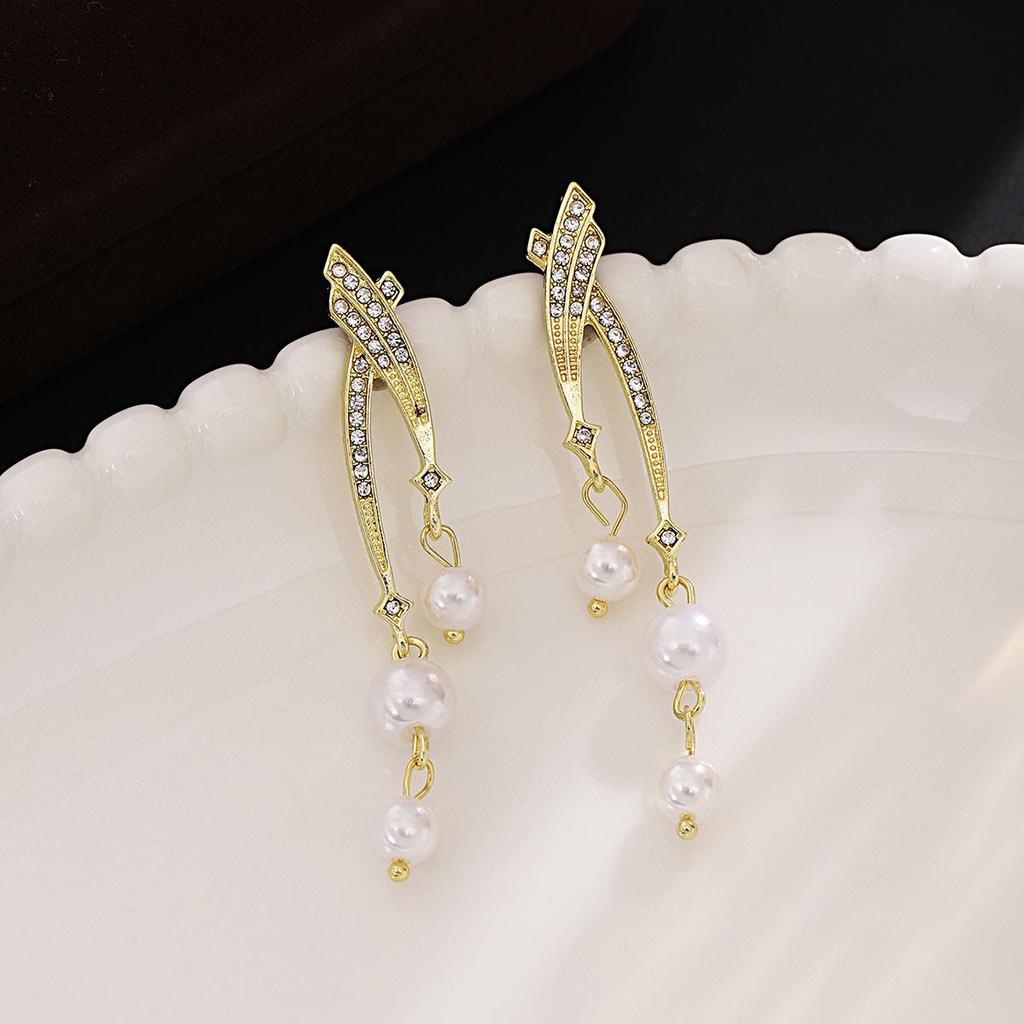 Silver Needle Korean Style Pearl Earrings with Diamond Accents - Elegant, Slimming, High-End Jewelry for Women