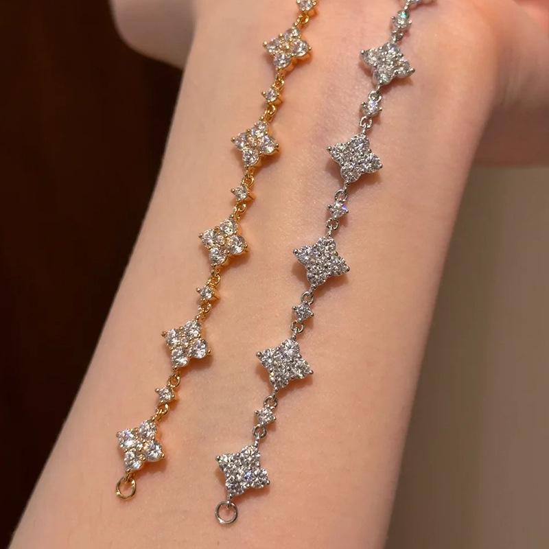 Pulseira de Zircônia Trevo de Quatro Folhas Europeia e Americana de Luxo - Joia Elegante e Versátil com Cordão para Mulheres