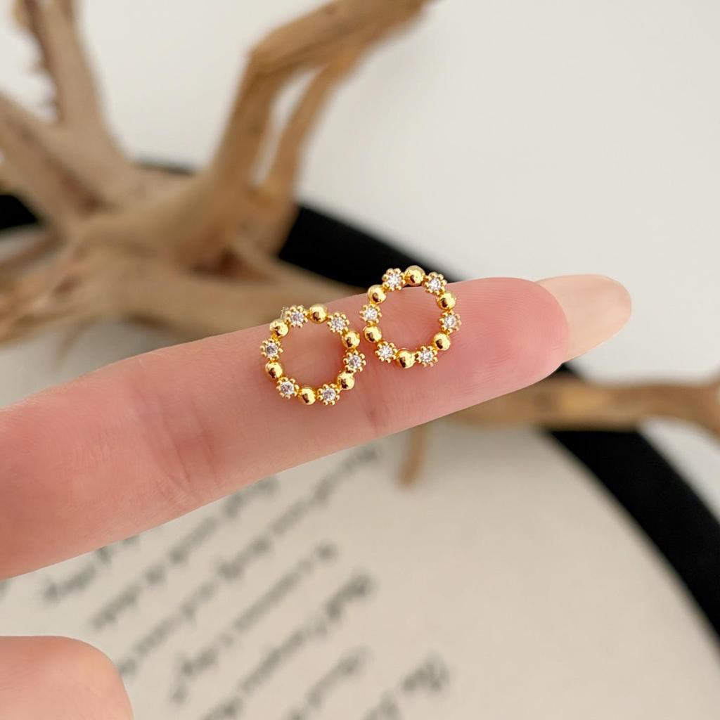 Minimalist Diamond Circle Stud Earrings – S925 Silver Needle, Elegant and Exquisite Design.