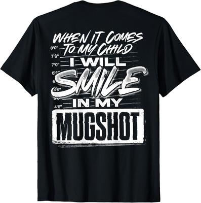 Wenn es um mein Kind geht, werde ich auf meinem Polizeifoto lächeln. (Zurück) Unisex T-Shirt