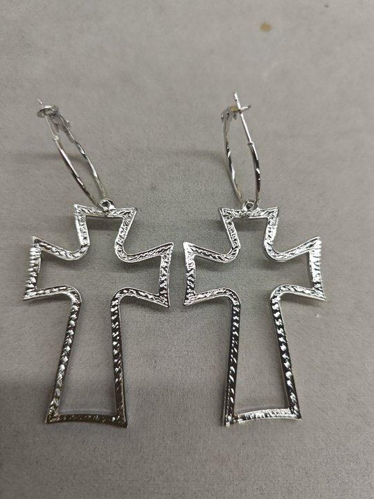 

Silver needle pleated hollow cross earrings European and American punk sweet cool hot girl earrings light luxury high-end earrings