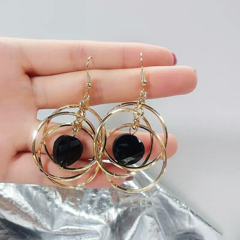 

Трендовые серьги-кольца большого размера 2024: Шикарный, смелый дизайн с уникальным вращающимся кругом.