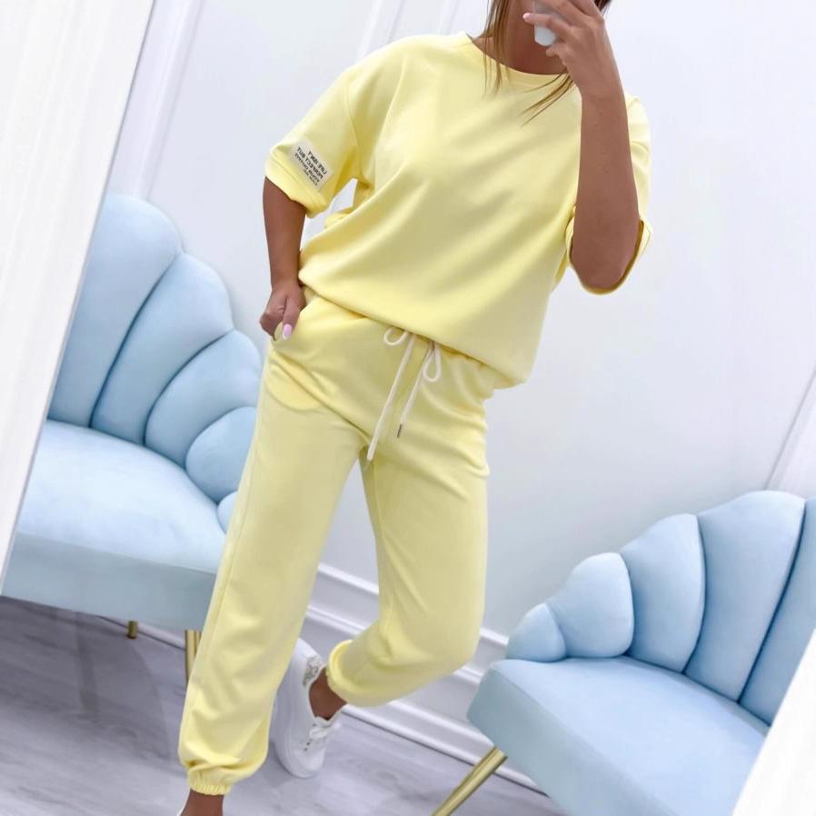 Ensemble décontracté pour femme à manches courtes et pantalon à cordon de serrage dans des couleurs douces (Beige, Rose, Jaune, Gris, Violet)