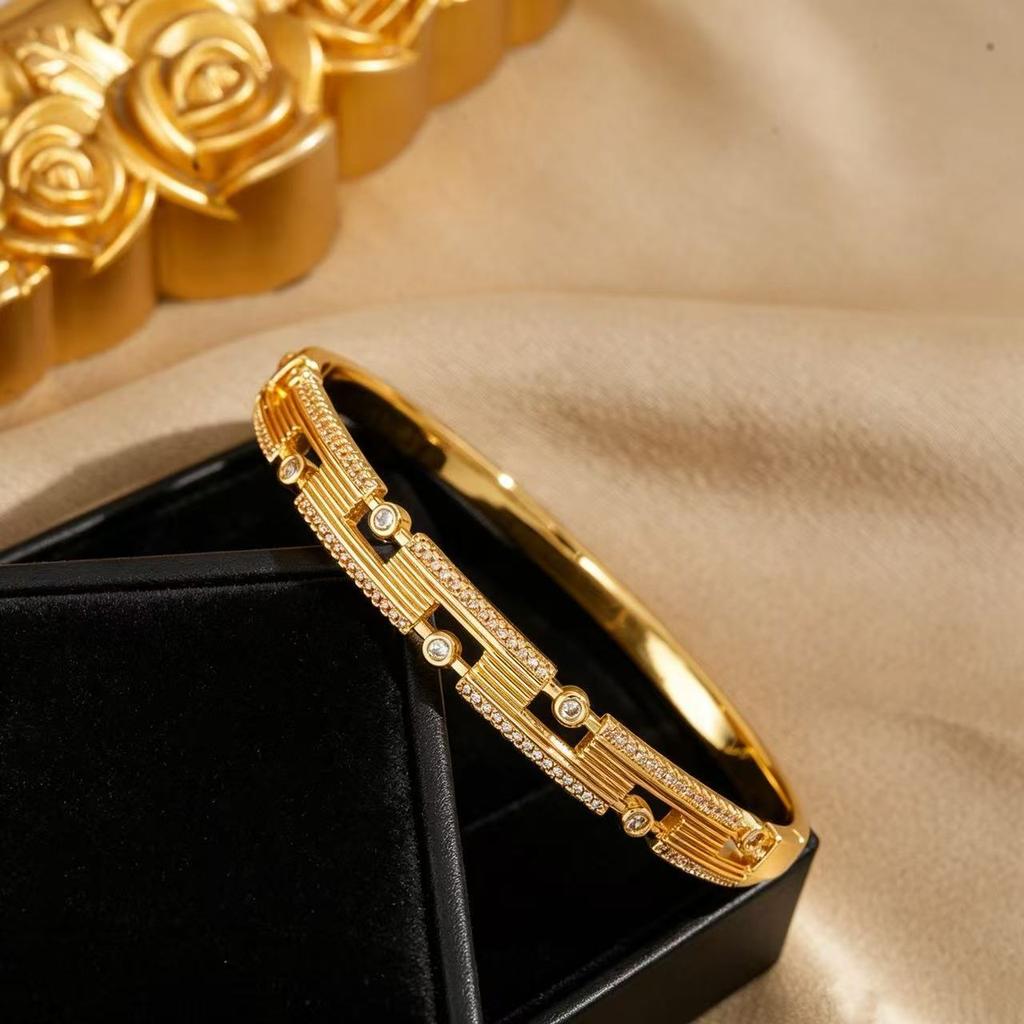 Luxury Delicate Copper Fashion Bracelet Four Leaf Clover Motif Pave Crystal for Daily Elegant Outfit