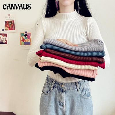 Maglione da donna che porta all'interno il sottile maglione autunno-inverno in tinta unita di base a metà collo alto con fondo lavorato a maglia femminile
