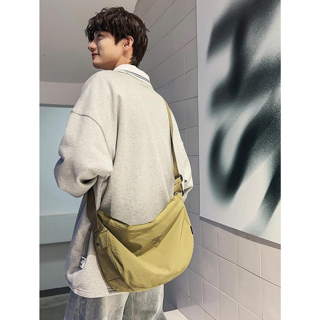 Crossbody bag for men's travel, lightweight leisure dumpling bag, simple and versatile waterproof outdoor commuting shoulder bag