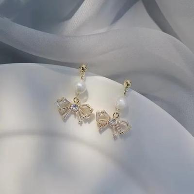 Piespraužami korejiešu pērļu auskari — elegants un daudzpusīgs dizains