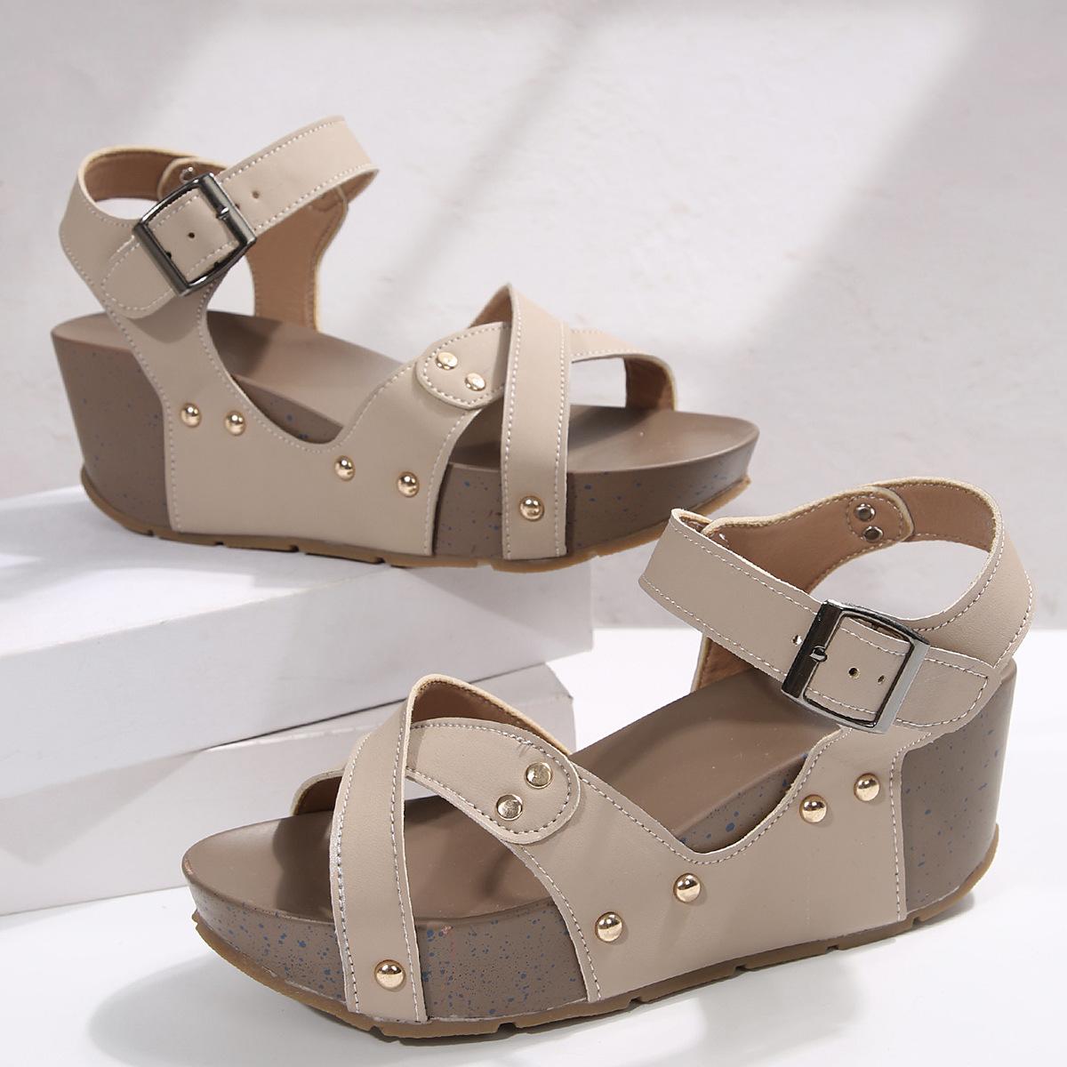 

Летние новые европейские и американские босоножки на толстой танкетке с толстой подошвой, женские босоножки с застежкой-липучкой и большими заклепками, с плоским дном, с застежкой-рыбьим ртом 43