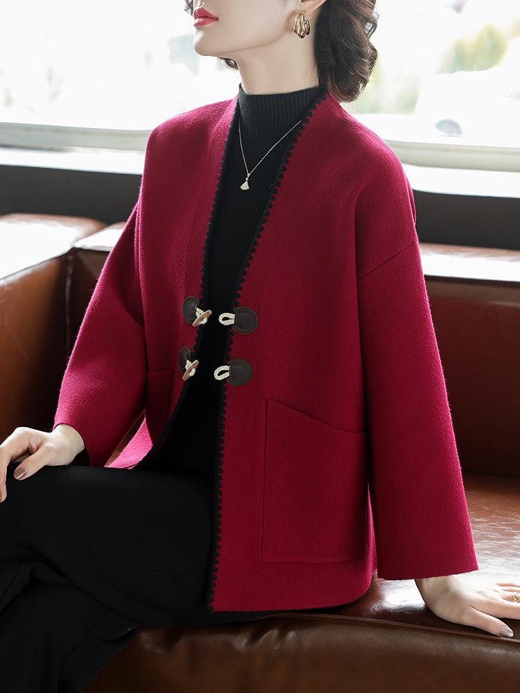 Women's Spring & Autumn Knit Cardigan: Fashionable Trench Coat for Middle-Aged & Elderly, New 2025 Style with Noble, Elegant Design.