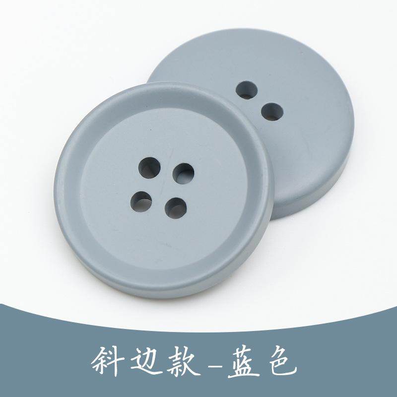 Svarta trenchcoat med hartsknappar, kostymimitation, hornknappar, färgade fyröglade knappar i exklusivt ullmönster