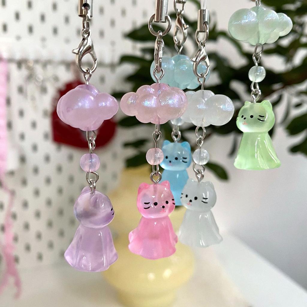 Elegancki brelok z zawieszką w kształcie kota i chmury, odpowiedni do torebek, pendrive'ów i kluczy. Idealny do użytku codziennego i w podróży.