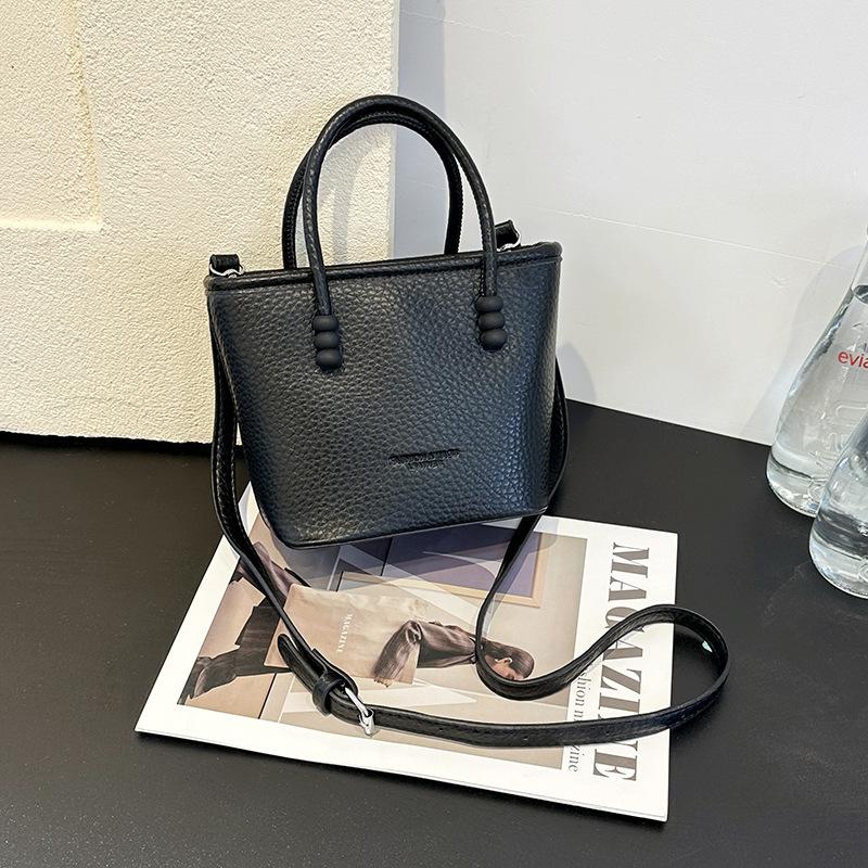 

Niche design portable bucket bag women s 2025 new summer Korean version of foreign style commuter bag shoulder messenger bag чорний