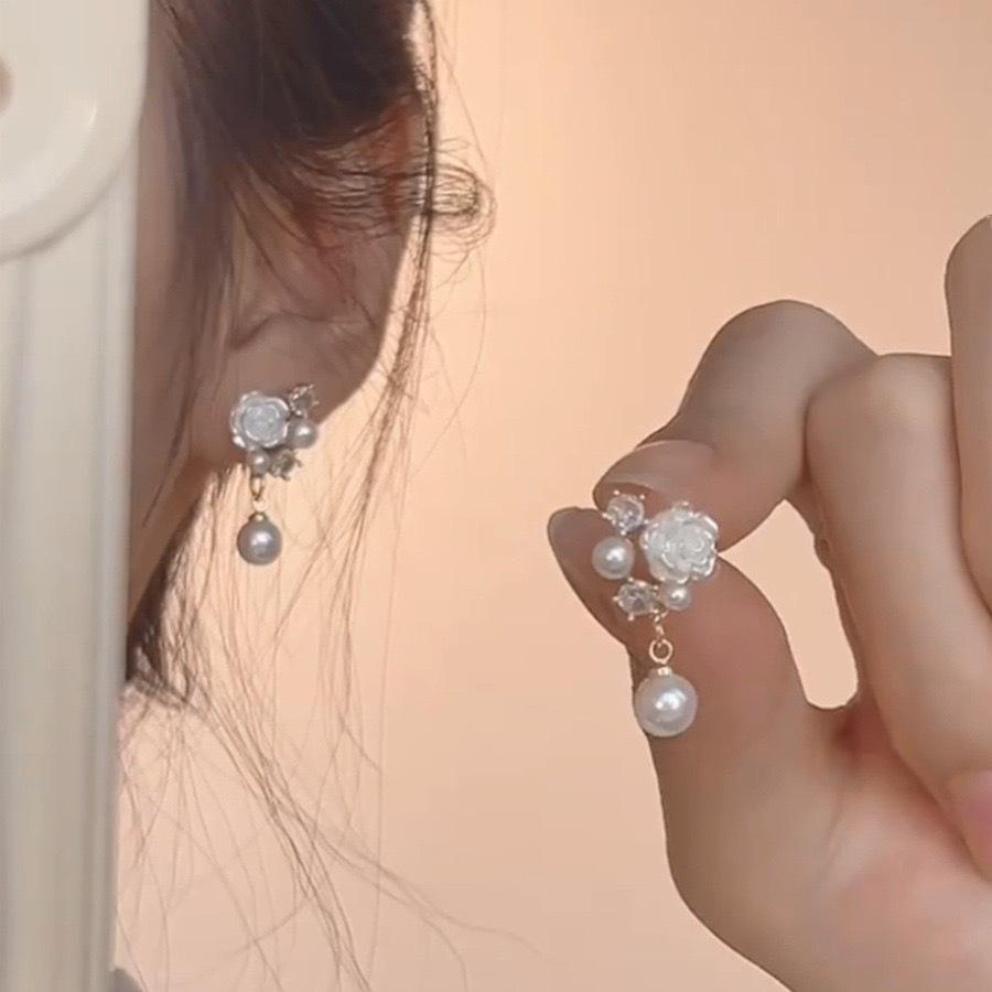 

White flower stud earrings women s small new trendy French pearl earrings silver needle earrings exquisite earrings