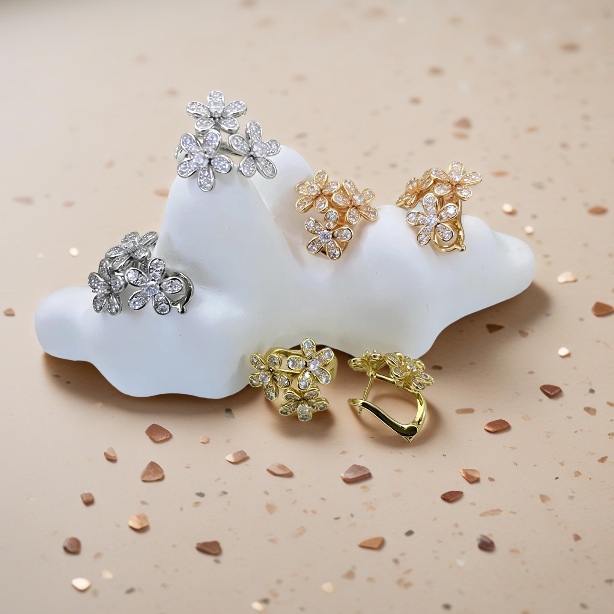

Flower-shaped Diamond-encrusted Ear Stud Women Can Wear, Adding Rivet Elements Fashionable and exquisite high-end customized electroplating 18k gold розового золота