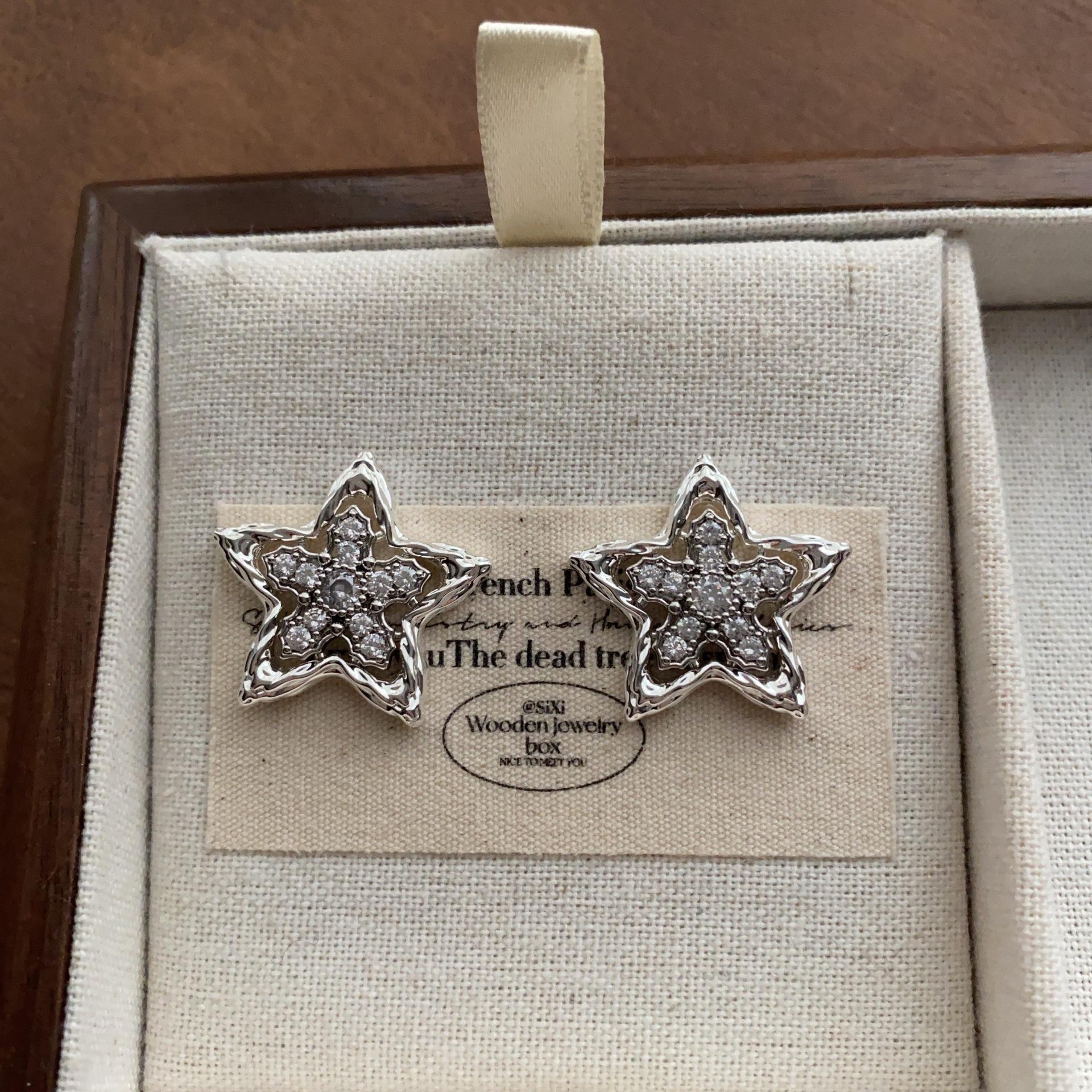 

French sweet and cool lava texture star stud earrings with diamonds, simple temperament and unique earrings.
