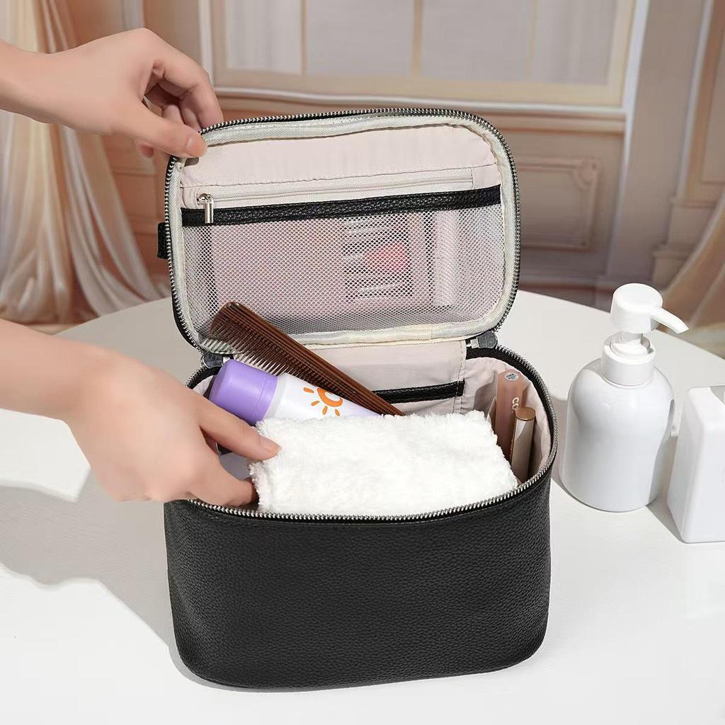 New Large-Capacity PU Crocodile Makeup Bag: Portable High-End Travel Wash Storage Bag