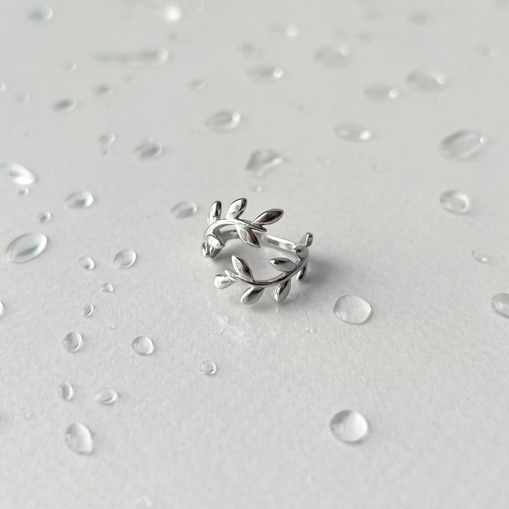 Серебряное кольцо с без камней, вес изделия 2,43 гр (2094647)