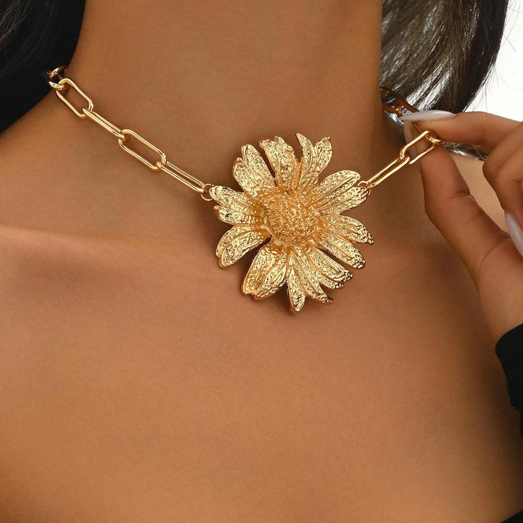 European & American Retro 3D Gold Flower Pendant Necklace - Versatile Clavicle Chain
