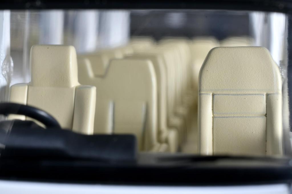 Tomica Limited Vintage Neo LV-N326a Hino Liesse II LX WhitePurple Finished Product