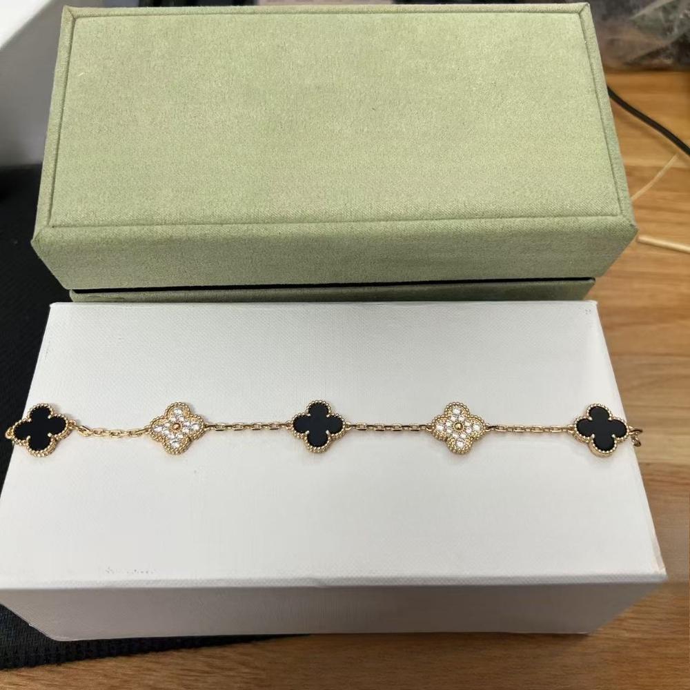 Vierblättriges Klee- und Fünfblüten-Armband mit rotem Achaten - Ein Geschenk für deine Freundin