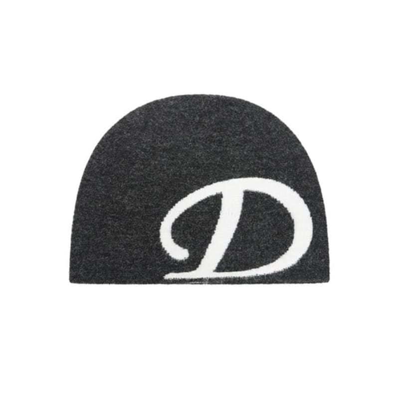 

DEINET D LOGO KNIT BEANIE IN CHARCOAL FREE