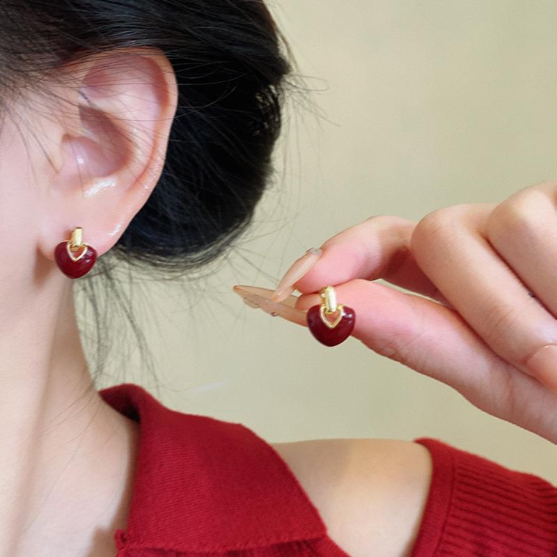 Ins Wind Pearl Love Earrings Women's Exquisite Niche Versatile High-end Stud Earrings 925 Silver Needle Explosive Earrings Wholesale