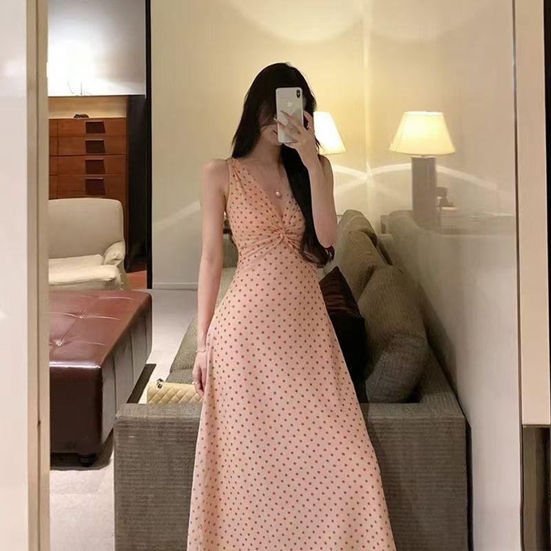 French style kink V-neck polka dot suspender skirt women's summer new waist beautiful A-shaped long blue lotus root powder slim type