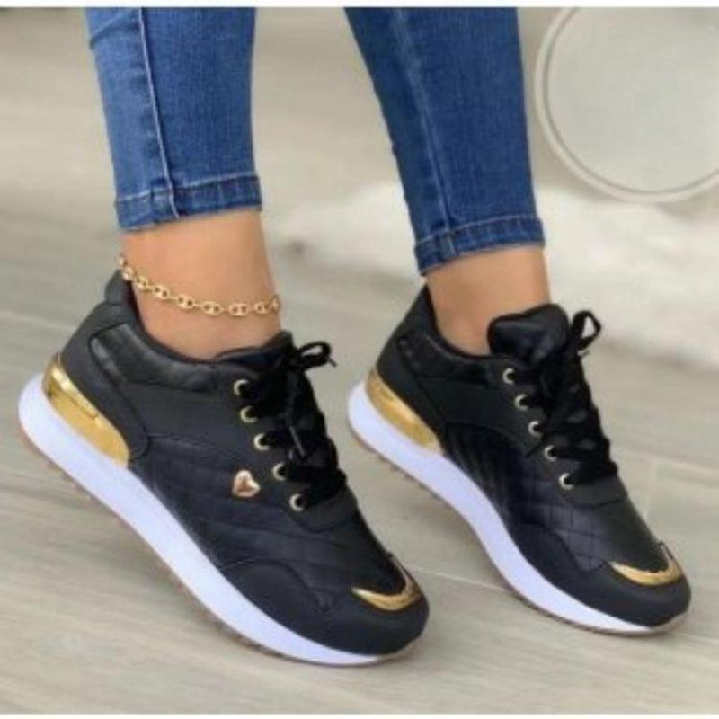 Los zapatos deportivos con cordones de talla grande son un nuevo éxito de ventas para la ropa casual de mujer.