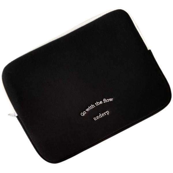 

Черный чехол для ноутбука Underp с надписью