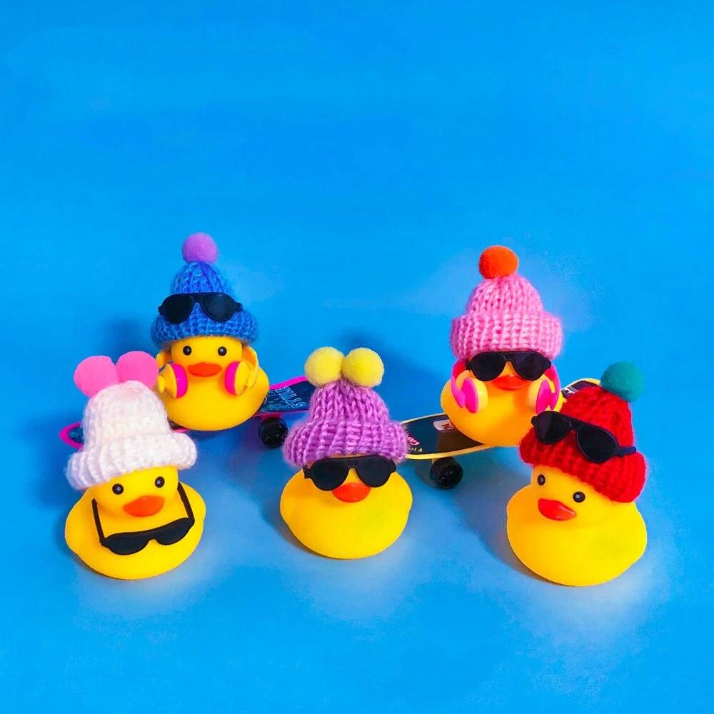 

Утка, украшения для приборной панели автомобиля, резиновая утка, автомобильные украшения, крутые аксессуары в виде утки с мини-кольцом для плавания, ожерелье в виде шляпы от солнца и солнцезащитных очков Cool Ducks