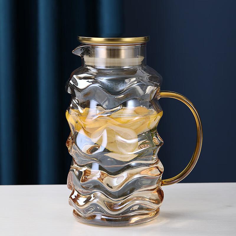 Толстостенный стеклянный кувшин для воды в скандинавском стиле