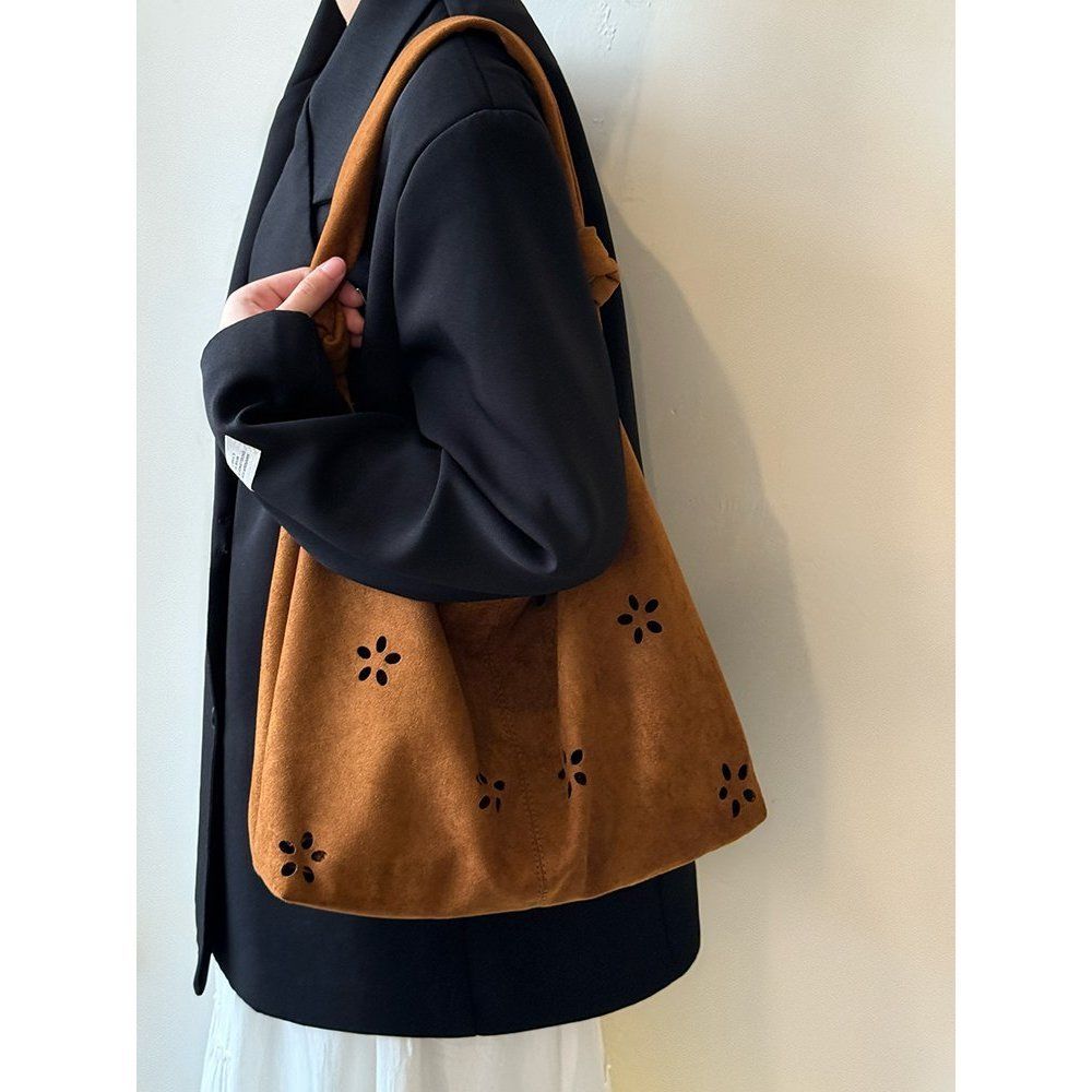 

Винтажная замшевая сумка-тоут большой вместимости с полым верхом женская 2025 новая нишевая высококлассная通勤 плечевая сумка коричневый