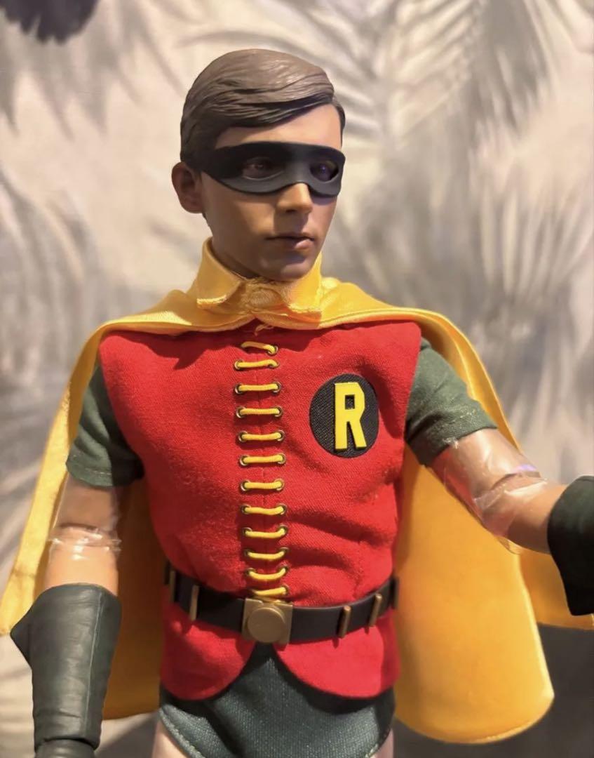 

[Б/У] Hot Toys Бэтмен Оригинальный фильм 1966 Робин 1/6