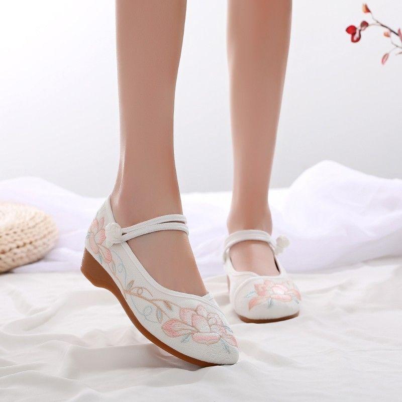Women's Soft Soled Old Beijing Cloth Shoes Spring New Ethnic Style Embroidered Shoes Flat Dance Shoes Breathable Casual Shoes