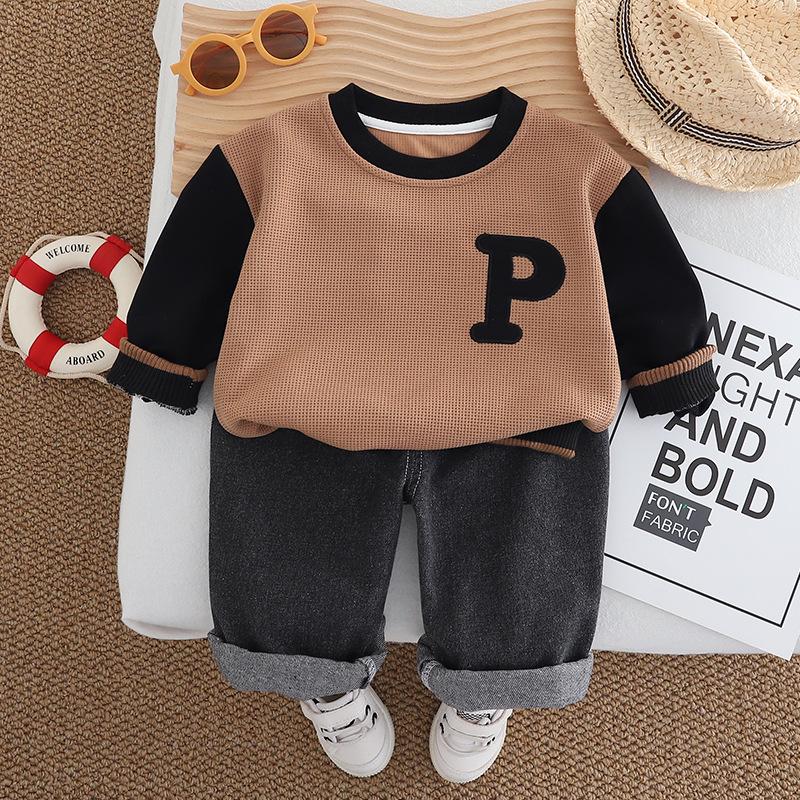 

Комплект для мальчиков: цветной свитшот с длинным рукавом и футболка с модными джинсами для малышей. 110 cm верблюд