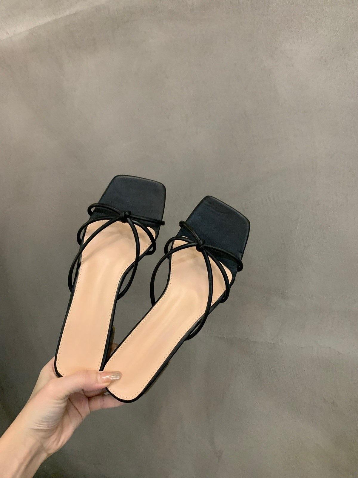 

Coarse heel French small cool slippers fairy shoes wear 2025 new summer skirt silver temperament sandals 35 чорний