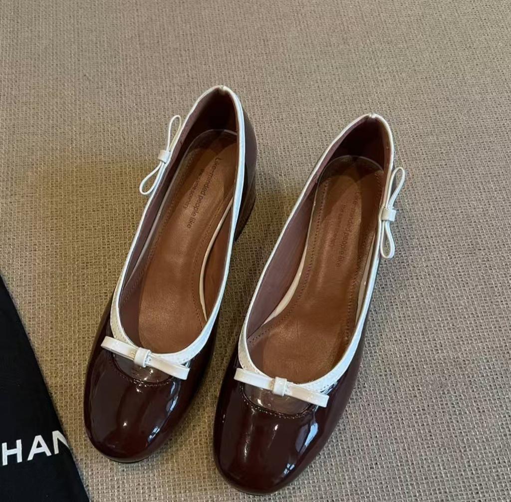 Dicker Absatz Mary Jane 2025 Französische helle Lederschuhe mit leichtem Mund, einzelne Schuhe mit nackter Schleife, Arbeitsschuhe mit weicher Sohle, mittlerer Absatz, kleine Lederschuhe