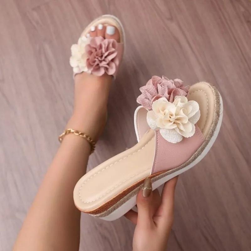 Móda Plus Size 2025 Léto Nové Dámské Pantofle s Otevřenou Špičkou Venkovní Horký Prodej Květinové Klínky Sandály Klasické Denní Domácí Pantofle Zapatos