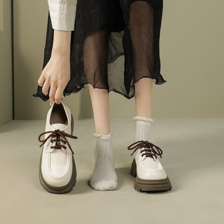 Petites chaussures en cuir blanches à plateforme muffin pour femmes 2025 printemps nouveau style rétro britannique polyvalentes bottines Le chaussures simples à talon compensé